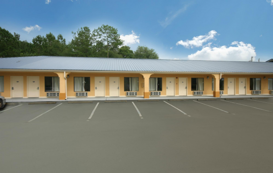 DAYS INN BY WYNDHAM DEFUNIAK SPRINGS - Complimentary Parking