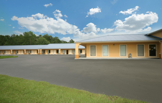 DAYS INN BY WYNDHAM DEFUNIAK SPRINGS - Ample Parking Space