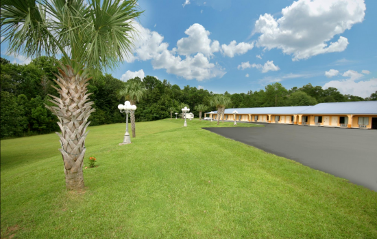 DAYS INN BY WYNDHAM DEFUNIAK SPRINGS - Lush Florida Landscaping