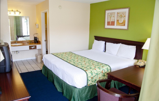 DAYS INN BY WYNDHAM DEFUNIAK SPRINGS - 1 King Beds In De Funiak Springs